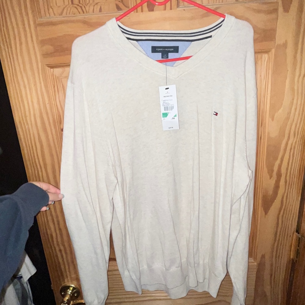 Men’s Tommy Hilfiger v neck sweater size L brand new